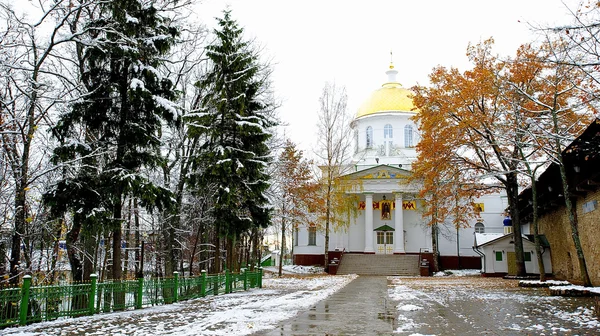 Дорога в снігу до православної церкви — стокове фото