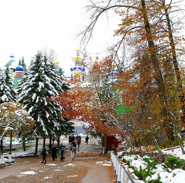 Дорога к православному монастырю — стоковое фото