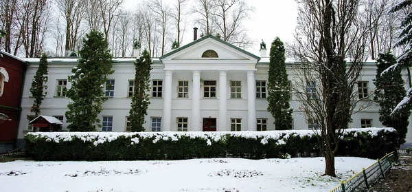 Hvid bygning i centrum af Pechory, Rusland - Stock-foto