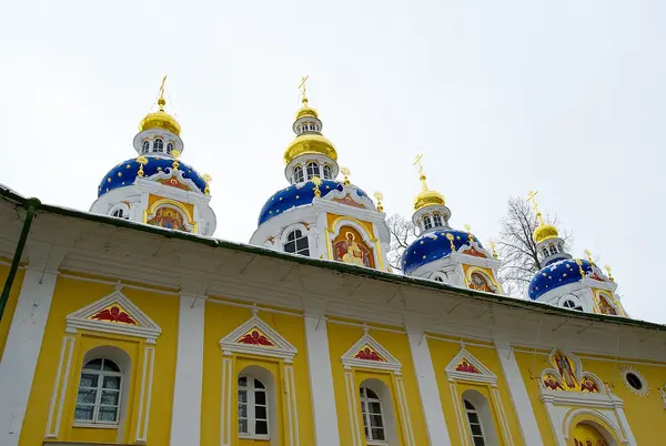 Pskovo-pechersky kloster, pechory, Ryssland — Stockfoto