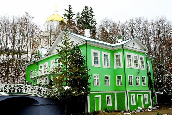 Edifício verde no inverno — Fotografia de Stock