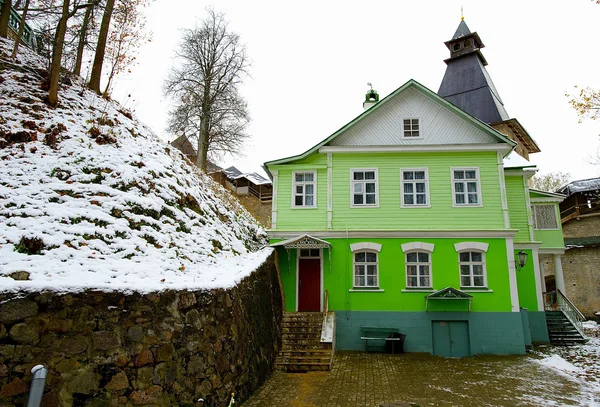 Green building in winter — Stock Photo, Image