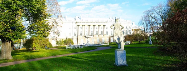 Costruzione con colonne nella città russa Pushkin, zona di San Pietroburgo — Foto Stock