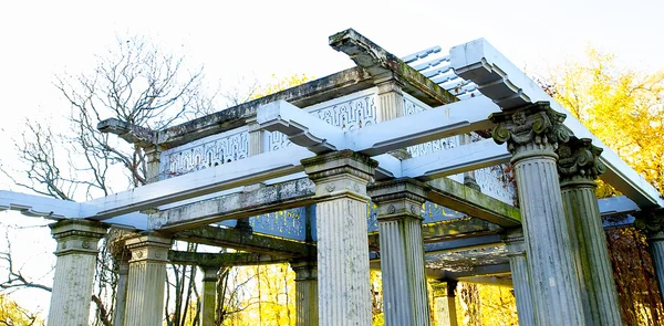 Construction avec colonnes dans la ville russe Pouchkine, région de Saint-Pétersbourg — Photo