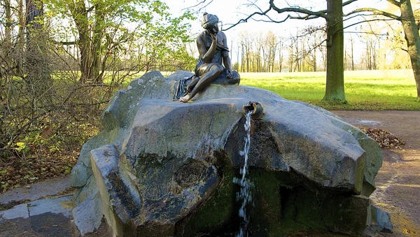 Fuente con un monumento a una niña — Foto de Stock