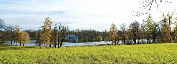 Veld en rivier in de herfst in Rusland — Stockfoto