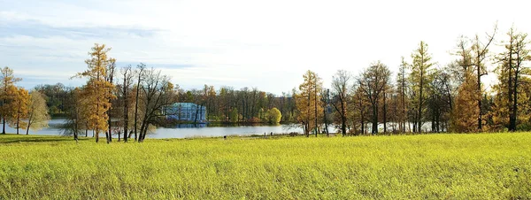 Campo e rio no outono na Rússia — Fotografia de Stock