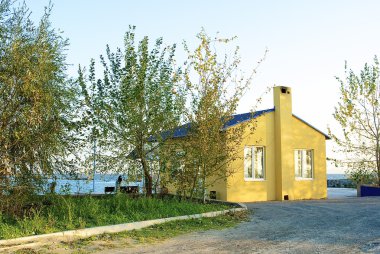 çatı ile küçük sarı ev