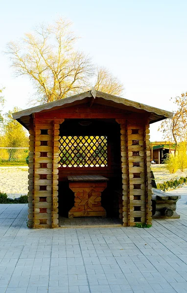 Klein houten huis met een tabel — Stockfoto