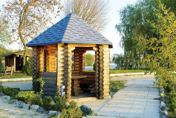 Petite maison en bois près de la route — Photo