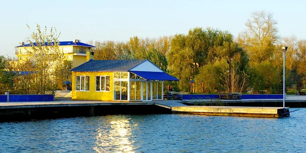 Küçük bir ev ve bir iskele ve suyun — Stok fotoğraf