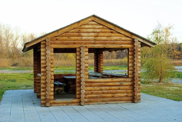Маленький деревянный дом — стоковое фото