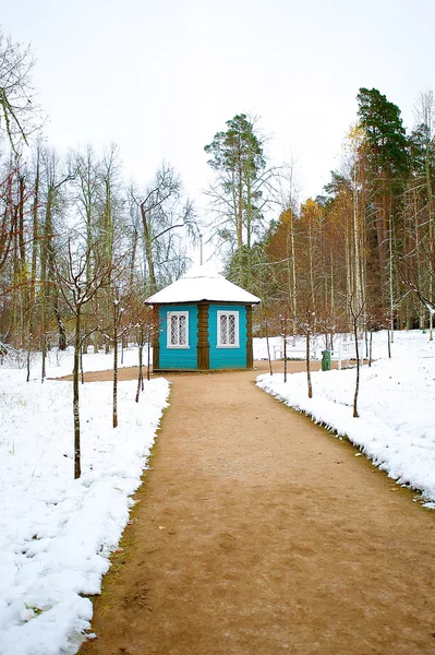 Mały domek ozdobny w Muzeum n mikhaylovskoye rezerwy gdzie — Zdjęcie stockowe