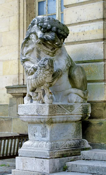 Salamandra statue of the Palace of Fontainebleau, one of the largest French royal châteaux — Stock Photo, Image