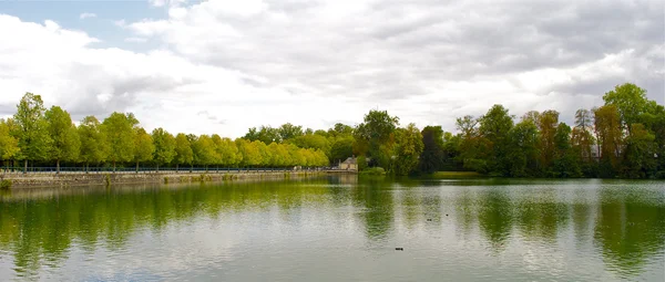 Rybník na zámek ve fontainebleau, jeden z největších francouzských královských hradů — Stock fotografie