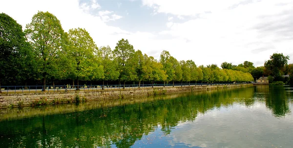 Pond of the Palace of Fontainebleau, one of the largest French royal castles — стоковое фото