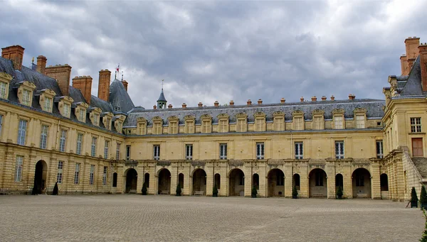 Innergård for Castle Fontainebleau, Frankrike – stockfoto