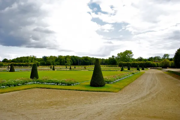 Hermoso jardín de verano del castillo Fontainebleau — Foto de Stock