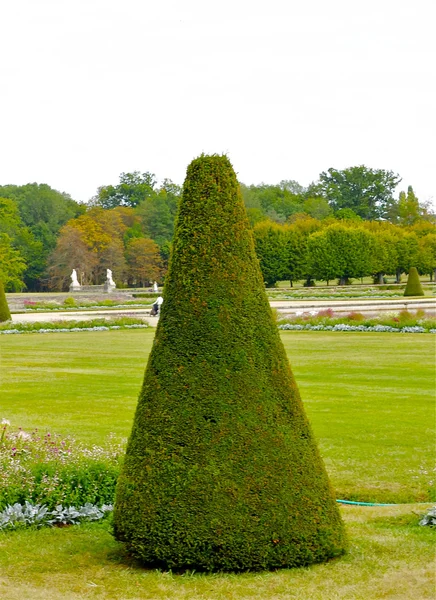 Belo jardim no verão do Castelo Fontainebleau — Fotografia de Stock