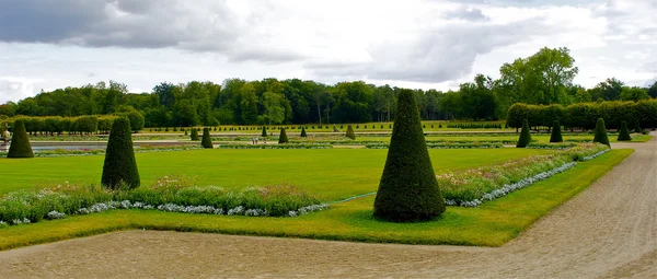 Hermoso jardín en verano del Castillo Fontainebleau —  Fotos de Stock