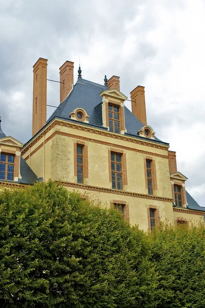 French Castle of Fontainebleau behind the trees — Stock Photo, Image