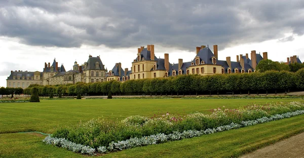 Panoramic view of the Castle Fontainebleau and its garden — Stock Photo, Image