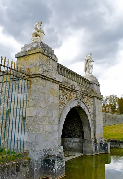 Arkitekturen av damm av det slottet fontainebleau — Stockfoto