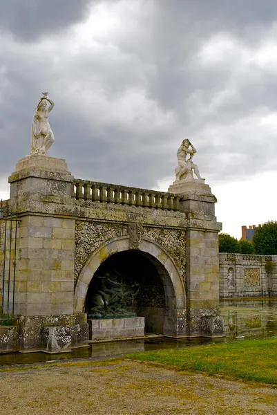 Architecture of the pond of the the Castle Fontainebleau — Stock Photo, Image