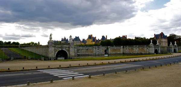 El castillo Fontainebleau está lejos. —  Fotos de Stock