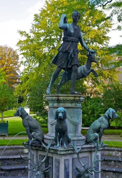 Statua nel giardino di Fontainebleau, castello francese — Foto Stock