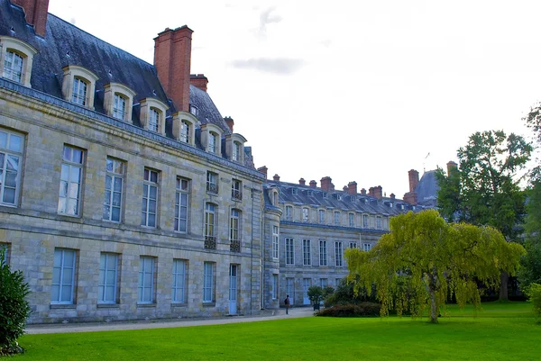 Nature and architecture of the Fontainebleau, French Castle — Stock Photo, Image