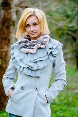 ağacın yanında kız pozlar