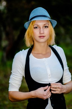 ormandaki gri şapkalı güzel kız