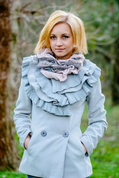 Hermosa chica posa en el bosque en otoño — Foto de Stock