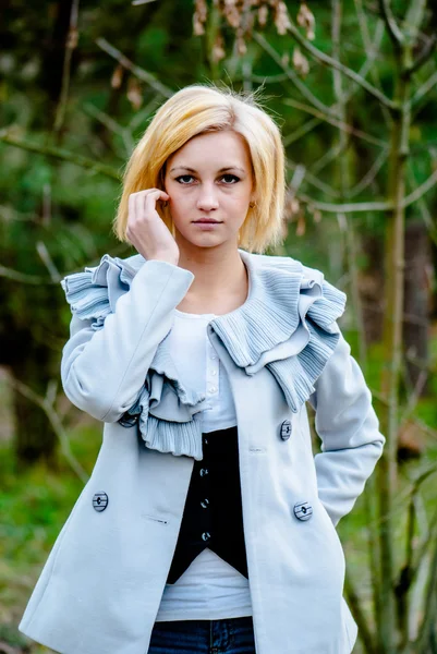 Beautiful girl poses in the forest — Stock Photo, Image