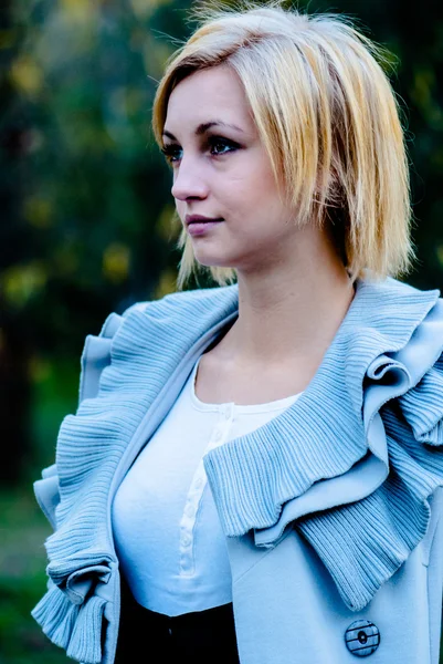 Hermosa chica posa en el bosque en abrigo — Foto de Stock