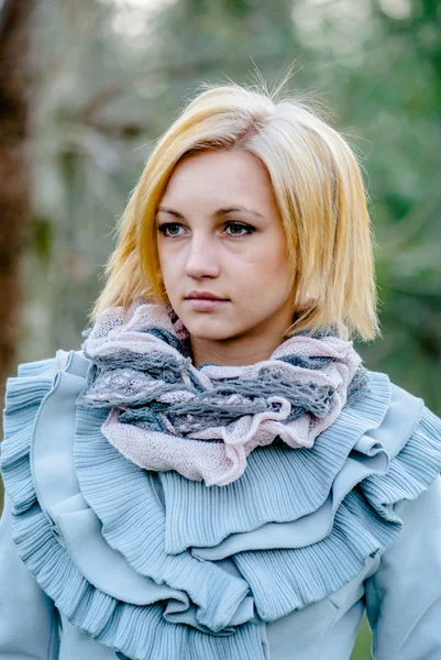 Az őszi erdő gyönyörű lány jelent — Stock Fotó