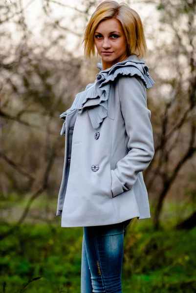 Hermosa chica posa en el bosque en otoño — Foto de Stock