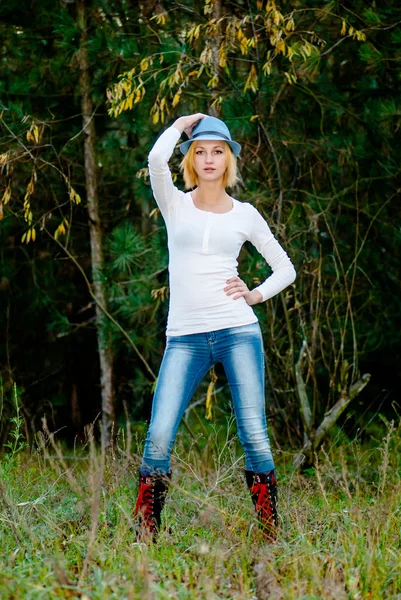Belle pose giel nella foresta in autunno indossando cappello di moda e jeans — Foto Stock