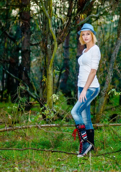 Modèle caucasien pose dans la forêt — Photo