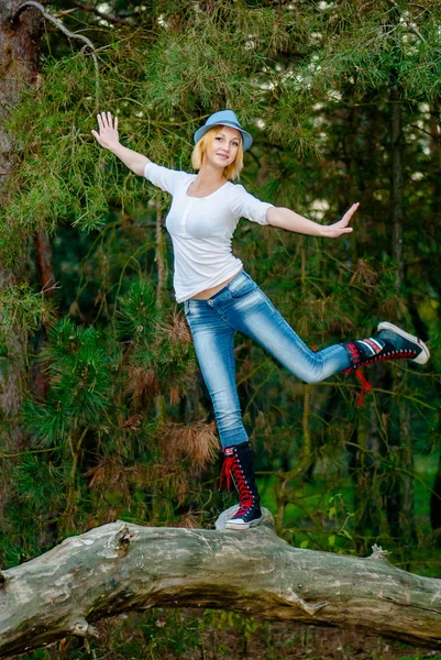 Modelo caucasiano posa na floresta — Fotografia de Stock