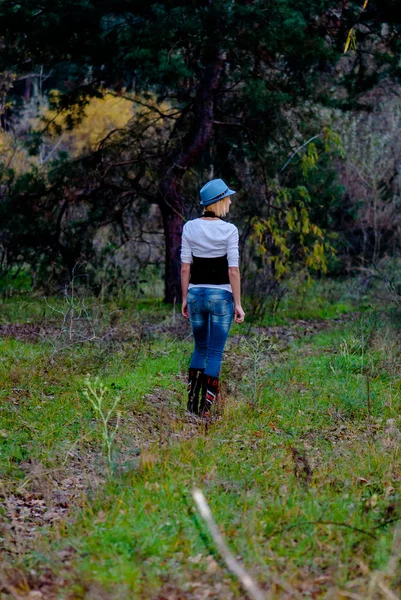 Linda chica con un sombrero gris en el bosque — Foto de Stock