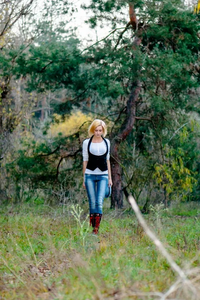 สาวผมบลอนด์สวย โพสในป่า — ภาพถ่ายสต็อก