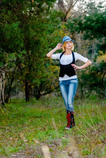 Hermosa chica rubia posa en el bosque — Foto de Stock