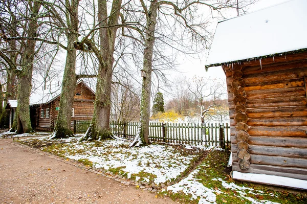 Ancienne maison russe en hiver — Photo