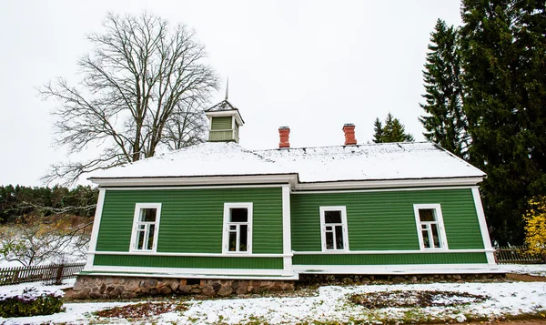 Зелений будинок в селі Mihaylovskoe у зимовий період — стокове фото