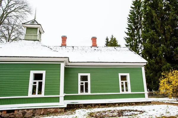 Πράσινο σπίτι περιοχή το χωριό mihaylovskoe το χειμώνα — Φωτογραφία Αρχείου