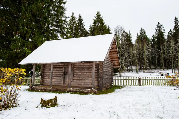 Vecchia casa russa di moda in inverno — Foto Stock