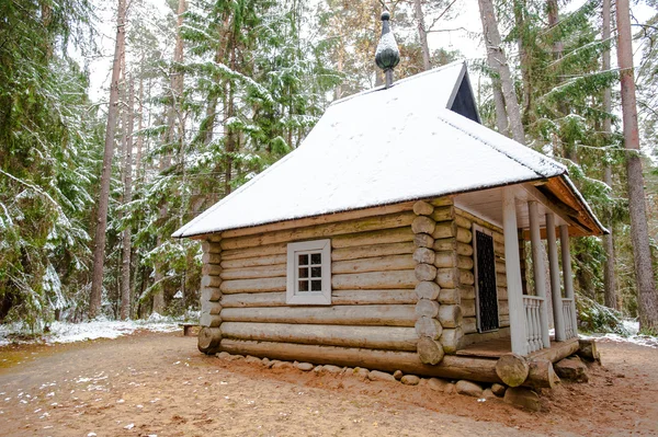 Casa de madera en invierno en Rusia —  Fotos de Stock