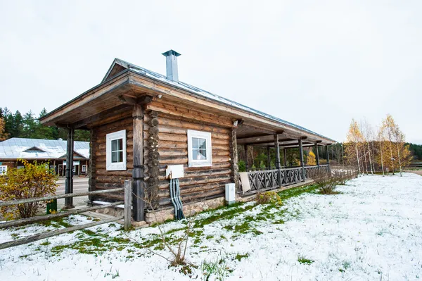 Ξύλινο σπίτι το χειμώνα στη Ρωσία — Φωτογραφία Αρχείου